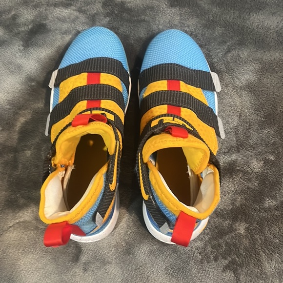 Lebron Soldier 11 FlyEase GS Sz 6.5Y University Gold/Blue EUC AJ6985-700 - Picture 5 of 6